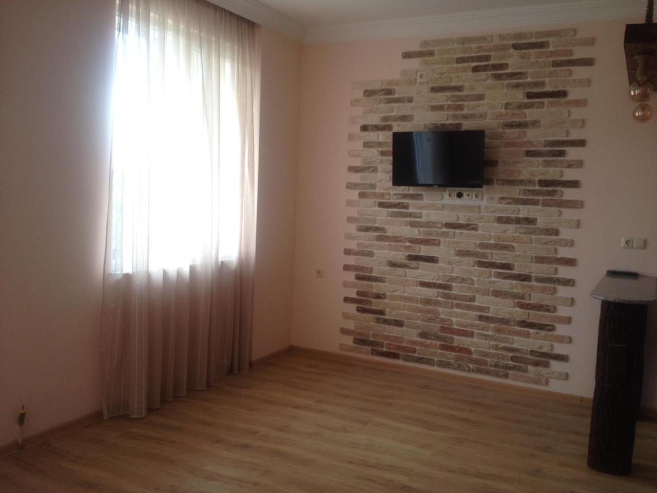 Nodari Batoemi Buitenkant foto
